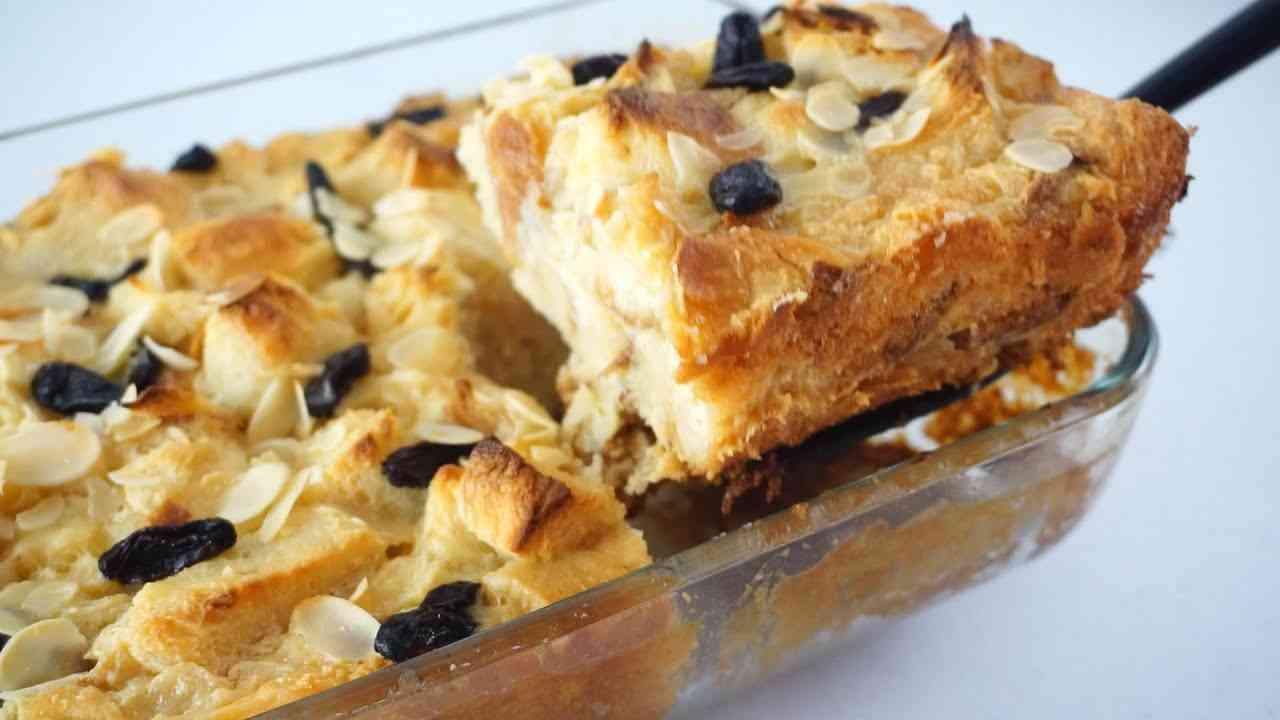 Golden Corral Bread Pudding – Classic Comfort Dessert with Vanilla Sauce